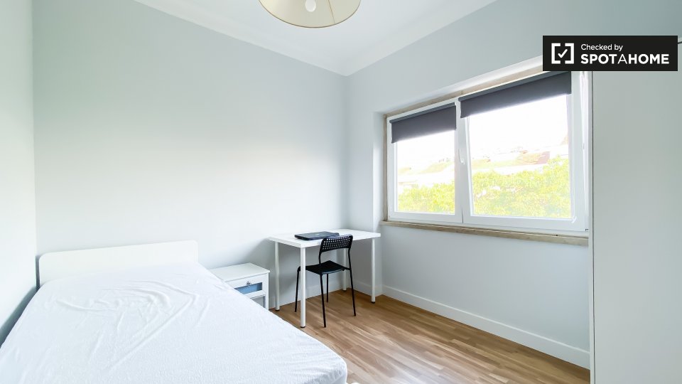Double room Lisbon, 3 beds, 63m² — photo 2