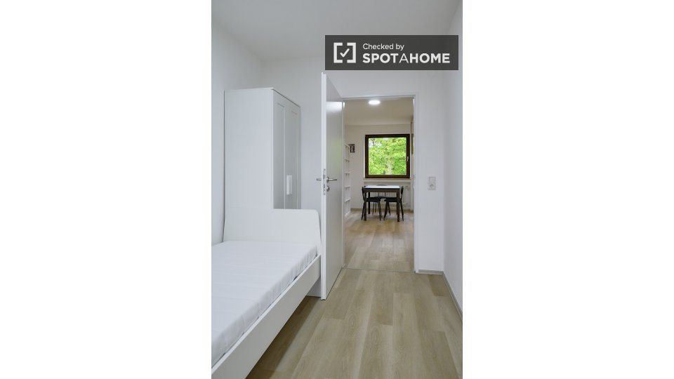 Double room Dusseldorf, 5 beds, 90m² — photo 14