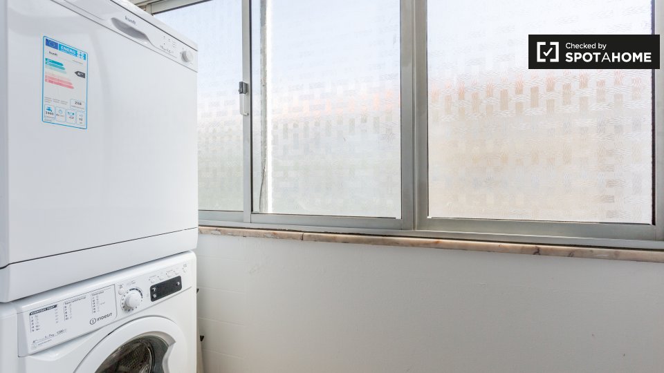 Double room Lisbon, 3 beds — photo 10
