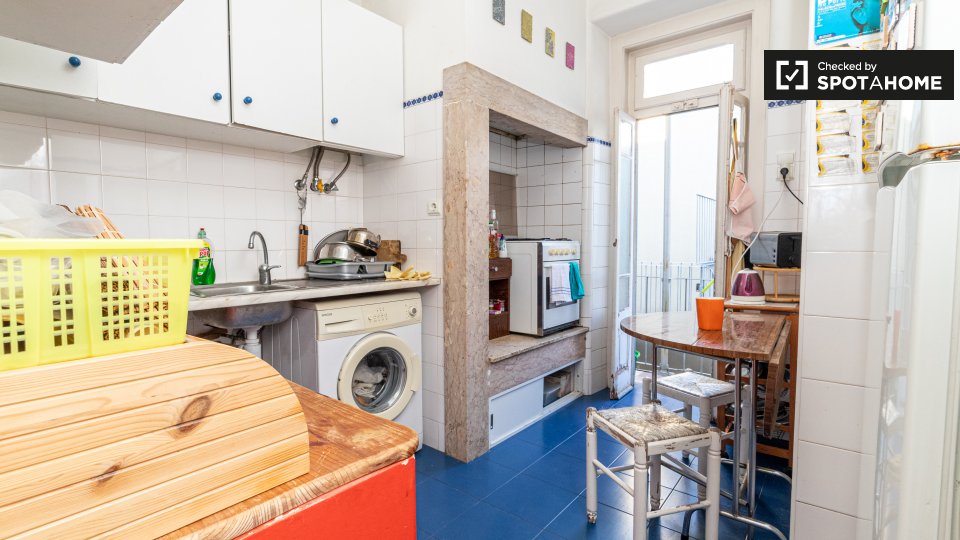 Double room Lisbon, 3 beds, 60m² — photo 5