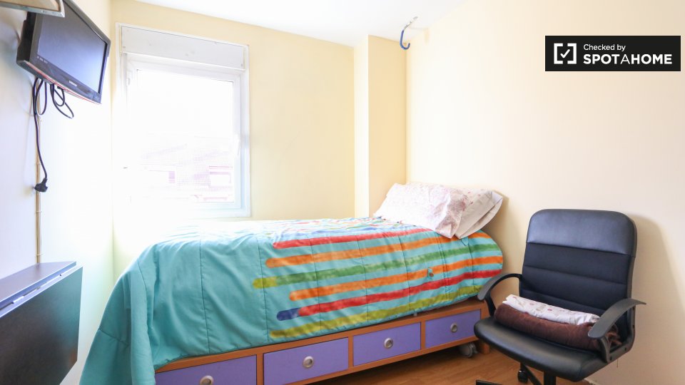 Double room Madrid, 3 beds, 62m² — photo 1