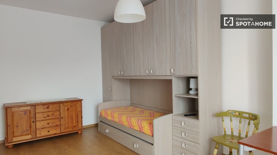 Camera in affitto in appartamento con 3 camere da letto a Milano - en Milán