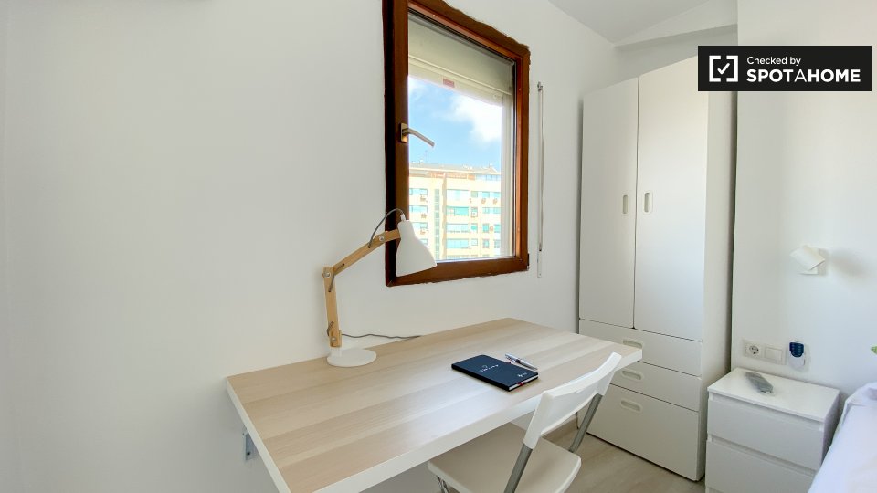 Double room Valencia, 3 beds — photo 4