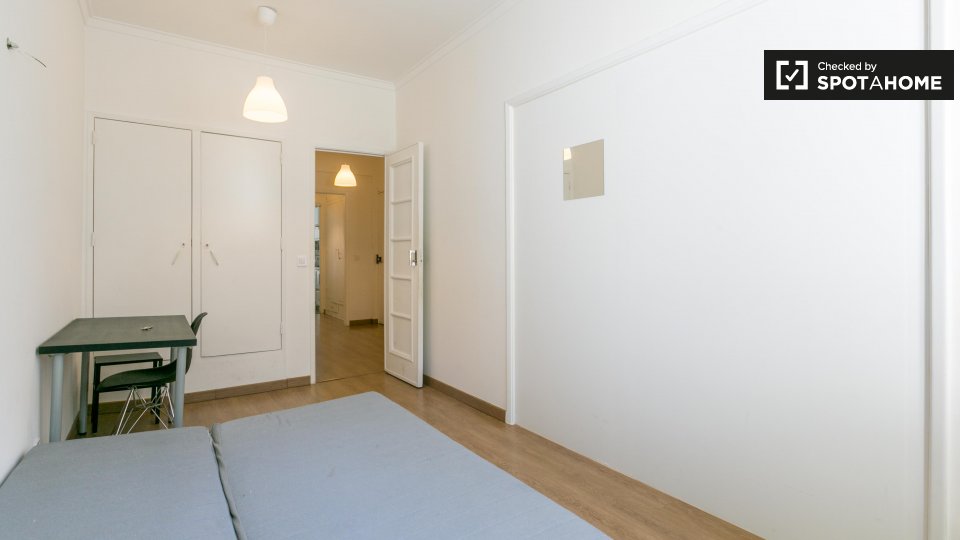Double room Lisbon, 3 beds, 60m² — photo 1