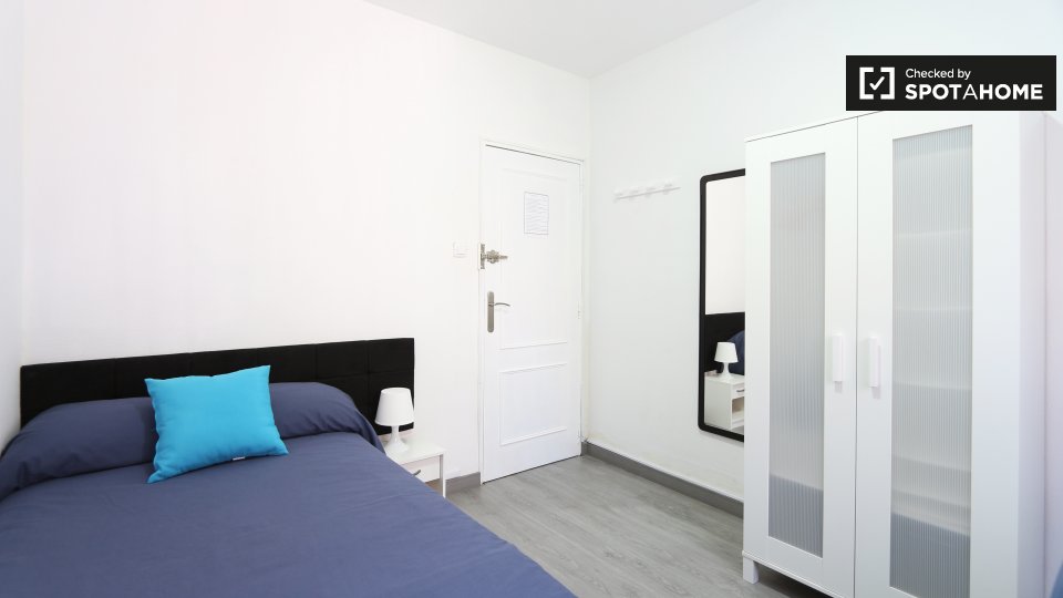 Double room Madrid, 5 beds, 96m² — photo 3