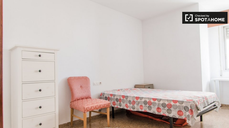 Double room Valencia, 5 beds, 160m² — photo 1