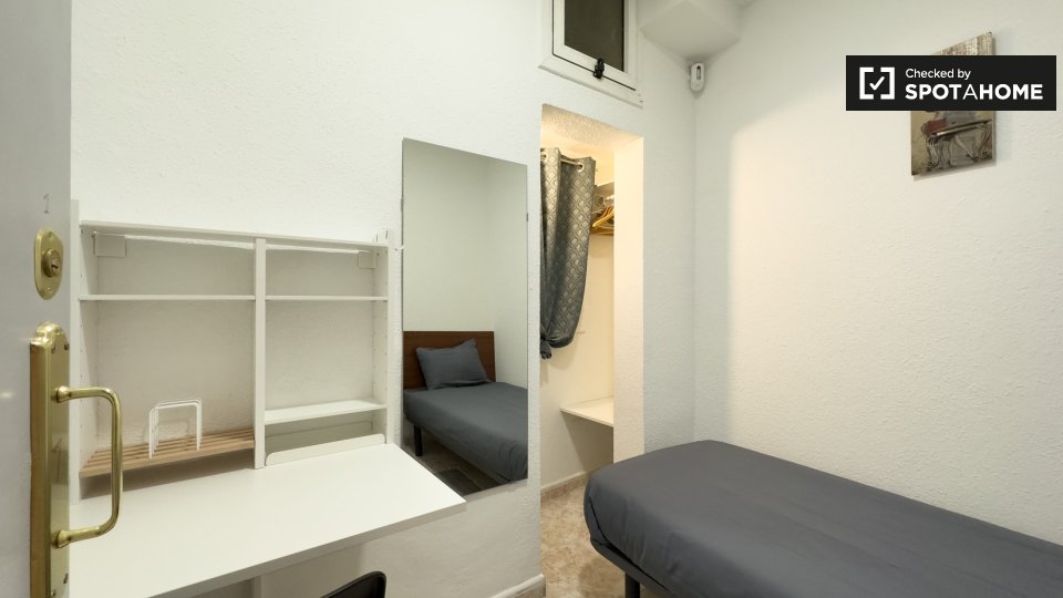 Habitación en piso compartido en barcelona.