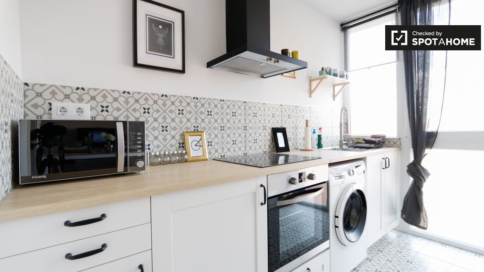 Double room Madrid, 3 beds, 85m² — photo 9