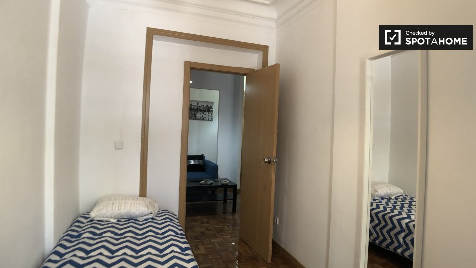 Double room Madrid, 5 beds, 100m² — photo 3