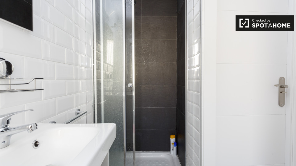Double room Madrid, 3 beds, 52m² — photo 18