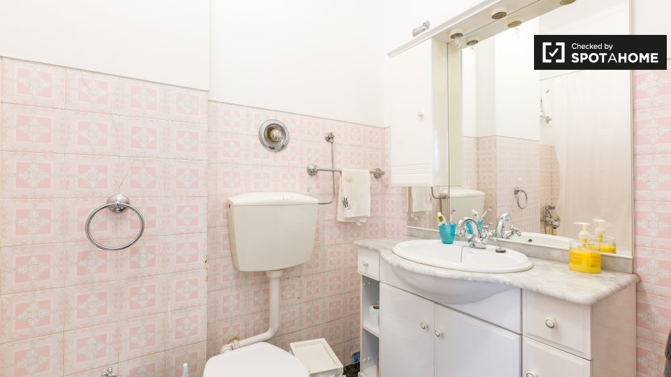 Double room Lisbon, 3 beds — photo 12