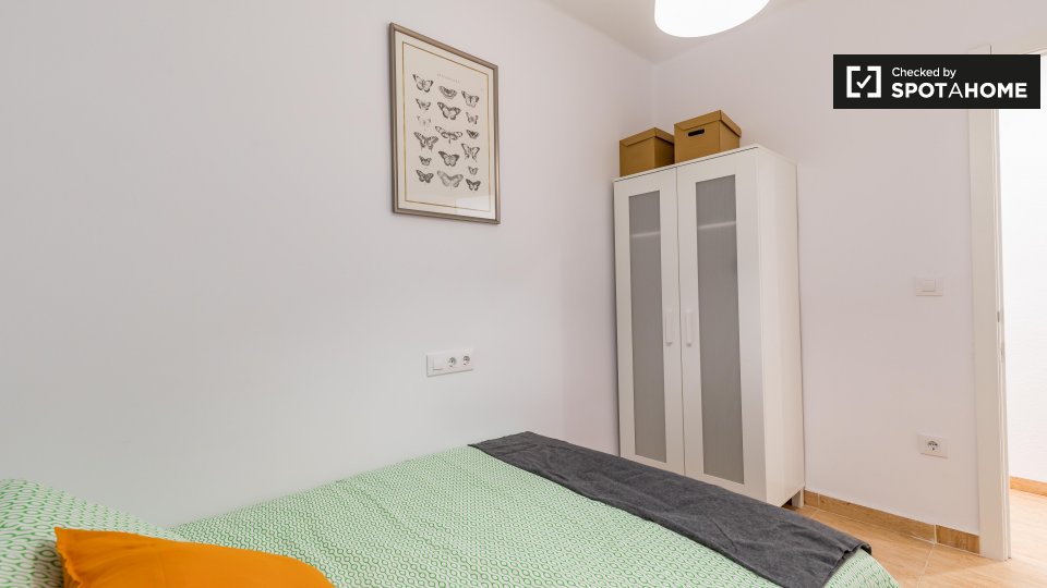 Habitación ordenada en apartamento de 3 dormitorios en Poblats Marítims