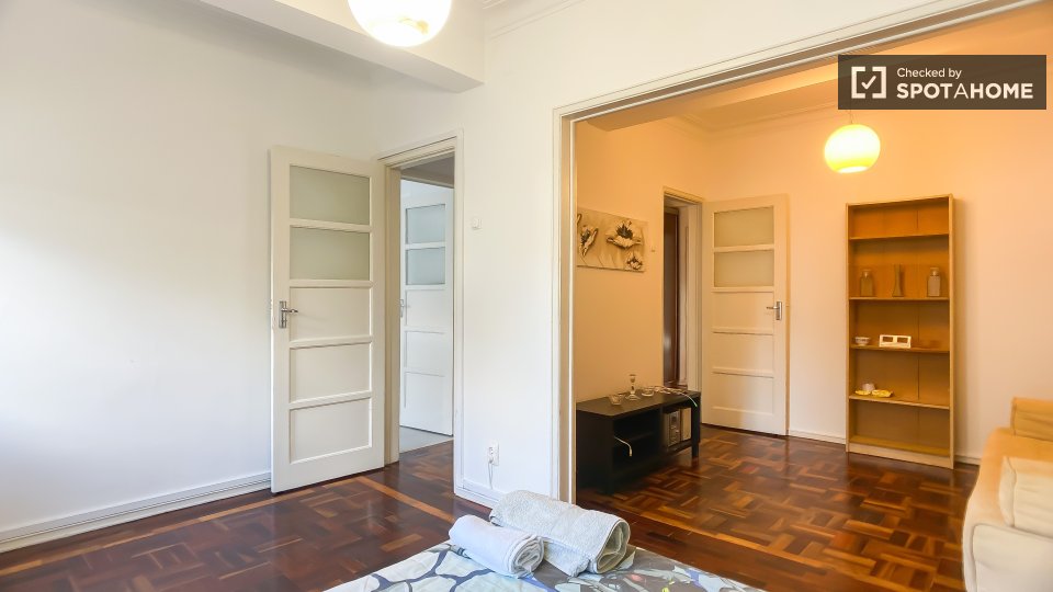 Double room Lisbon, 3 beds, 78m² — photo 4
