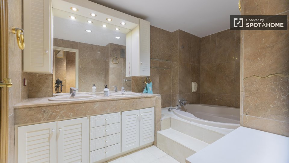 Double room Valencia, 5 beds, 240m² — photo 25