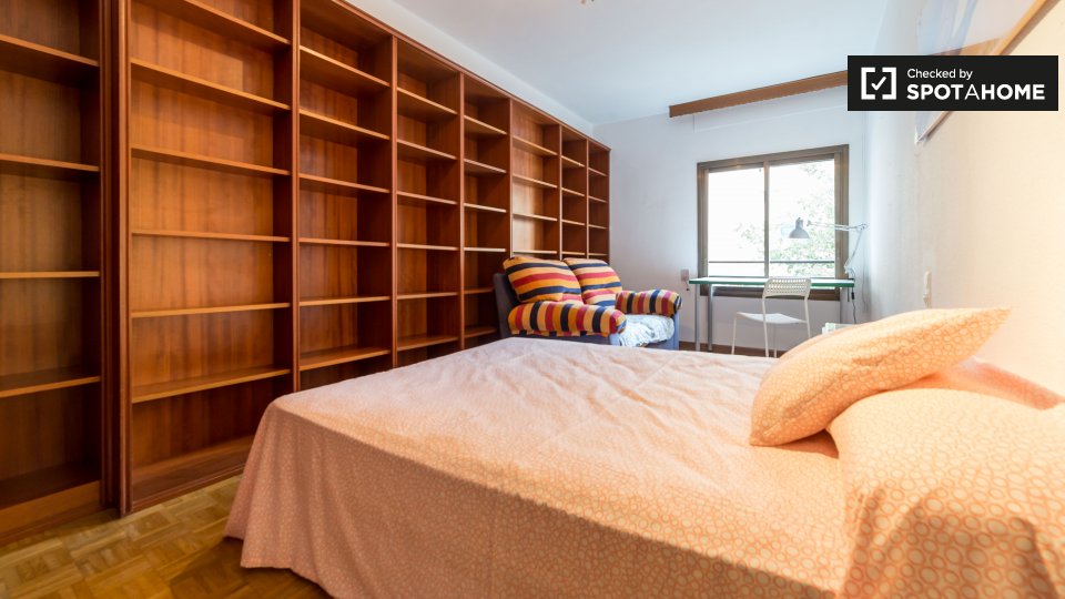 Double room Valencia, 6 beds, 140m² — photo 2