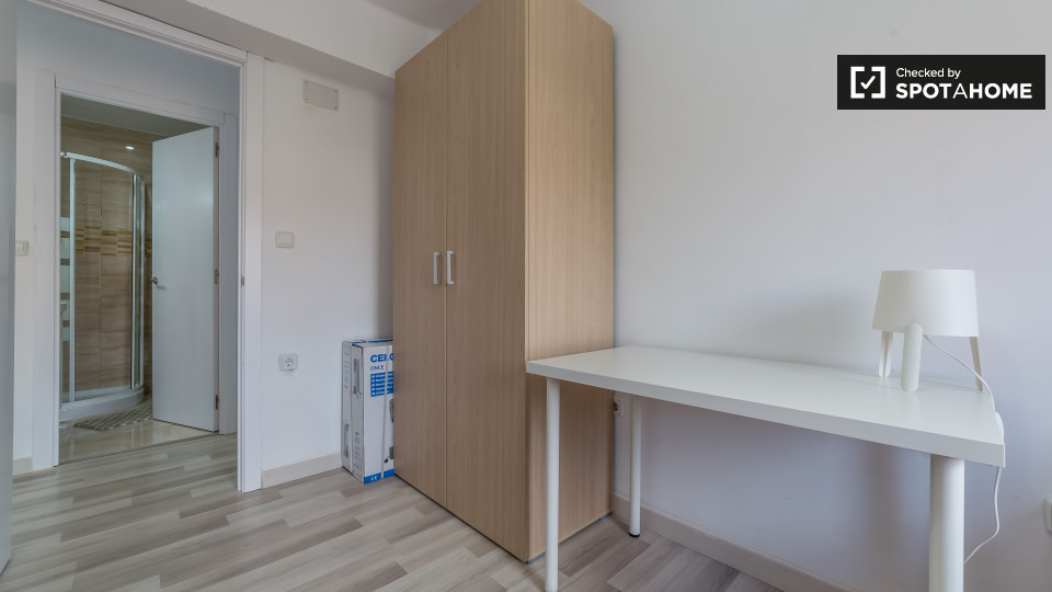Double room Valencia, 3 beds, 85m² — photo 5