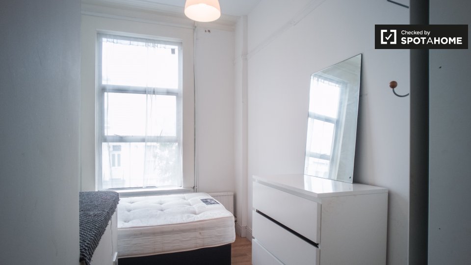 Double room London, 3 beds — photo 1