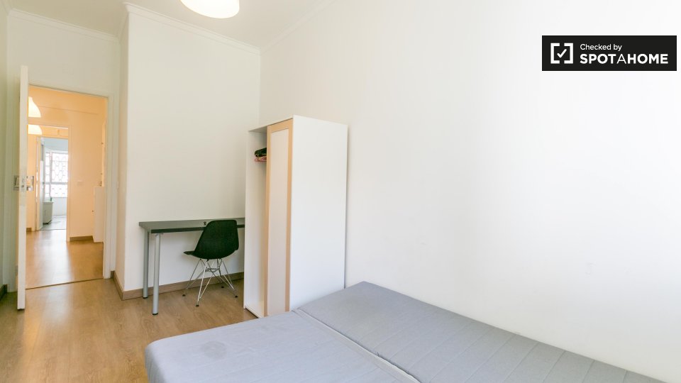 Double room Lisbon, 3 beds, 60m² — photo 3