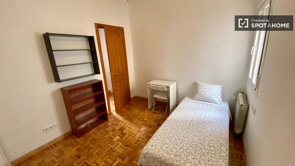 Double room Madrid, 5 beds, 120m² — photo 8