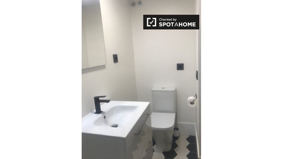 Double room Madrid, 5 beds, 190m² — photo 3