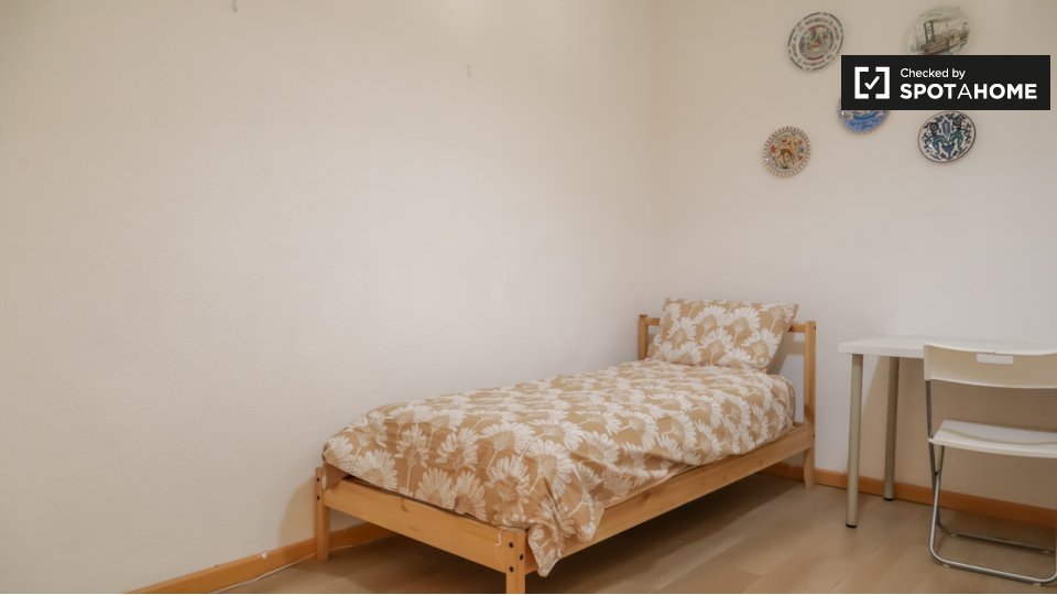 Double room Madrid, 5 beds, 120m² — photo 1