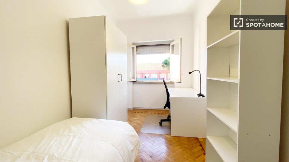 Double room Lisbon, 3 beds, 70m² — photo 19