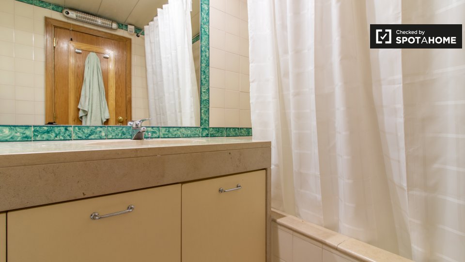 Double room Lisbon, 5 beds, 144m² — photo 12