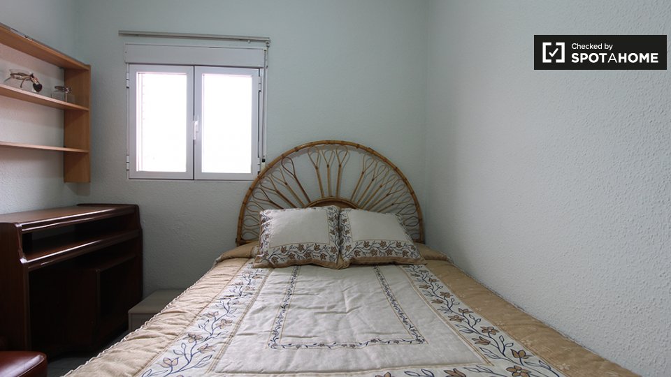 Double room Madrid, 3 beds, 80m² — photo 3