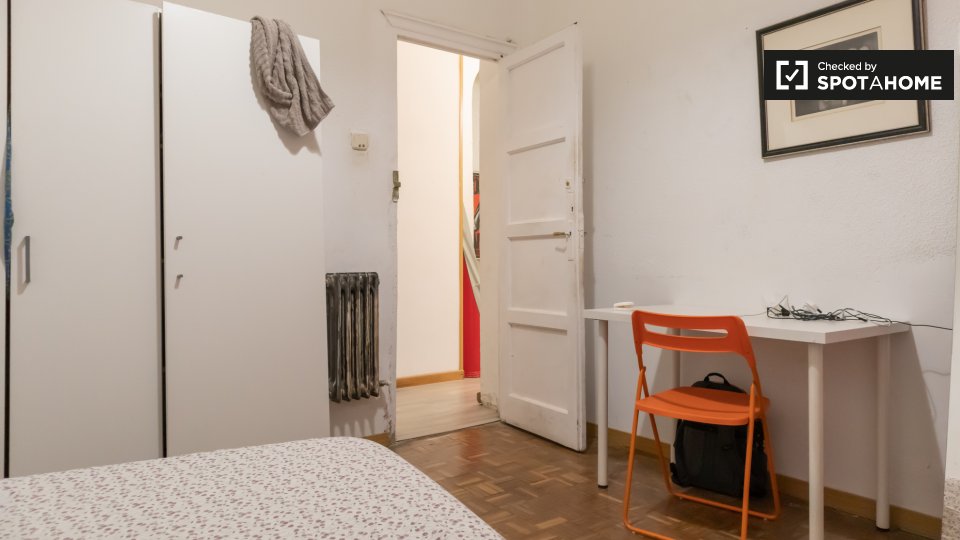 Double room Madrid, 5 beds, 110m² — photo 3