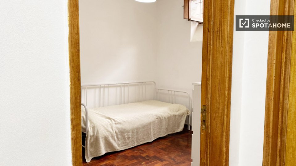 Double room Lisbon, 3 beds — photo 3