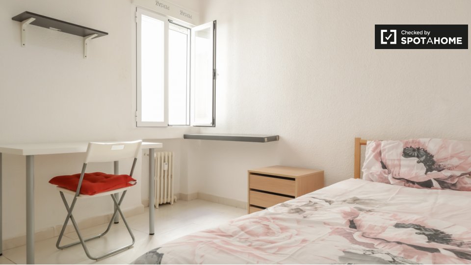 Double room Madrid, 5 beds, 120m² — photo 1