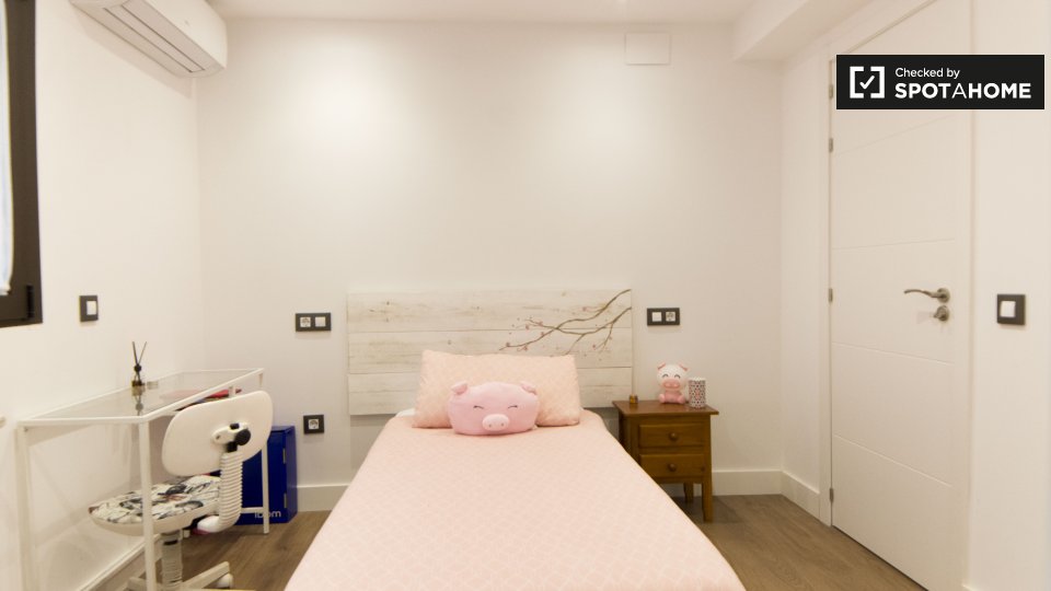 Double room Madrid, 2 beds, 65m² — photo 1