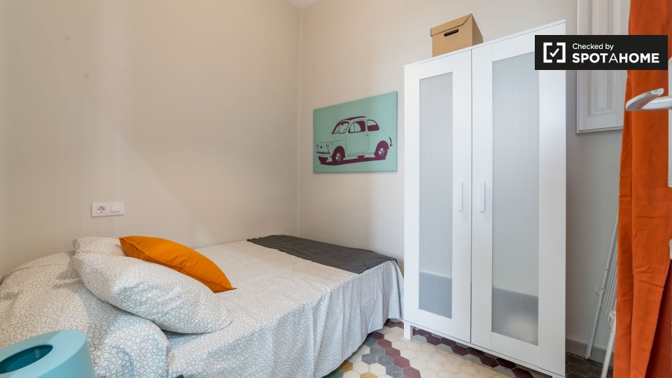 Double room Valencia, 6 beds, 110m² — photo 1