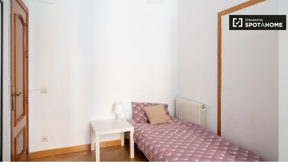 Double room Madrid, 7 beds, 125m² — photo 3