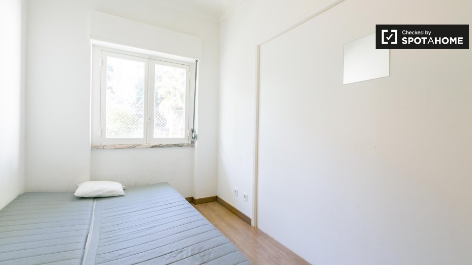 Double room Lisbon, 3 beds, 60m² — photo 2