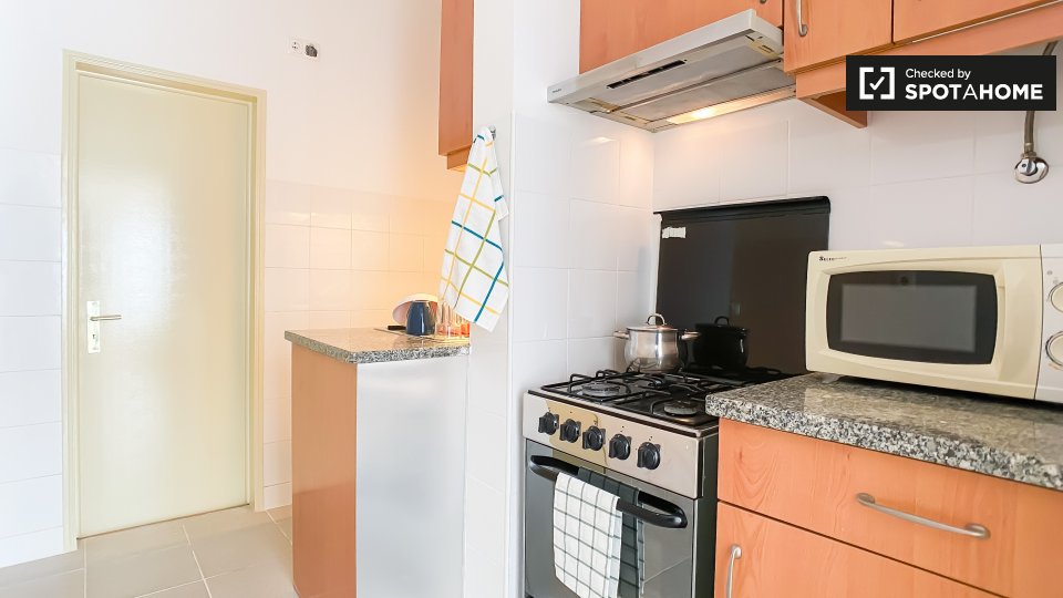 Double room Lisbon, 2 beds, 65m² — photo 10