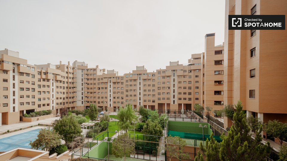 Double room Madrid, 3 beds, 100m² — photo 18