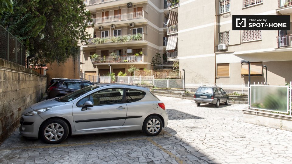 Camera luminosa in appartamento con 3 camere da letto ad Aurelio, Roma