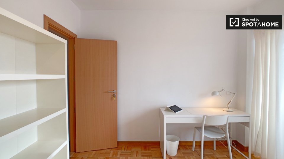 Double room Madrid, 4 beds, 90m² — photo 3