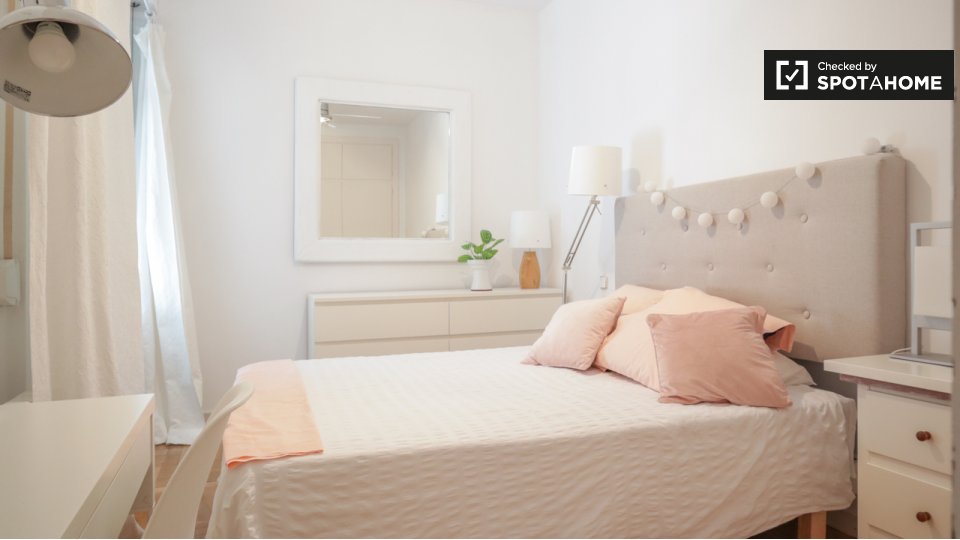 Double room Madrid, 3 beds — photo 16