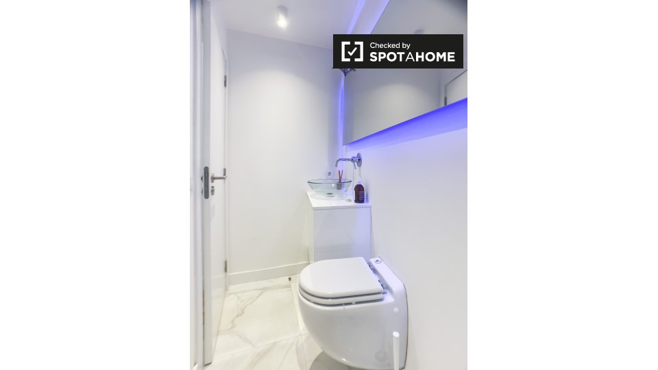 Apartment Lisbon, 2 beds, 70m² — photo 18