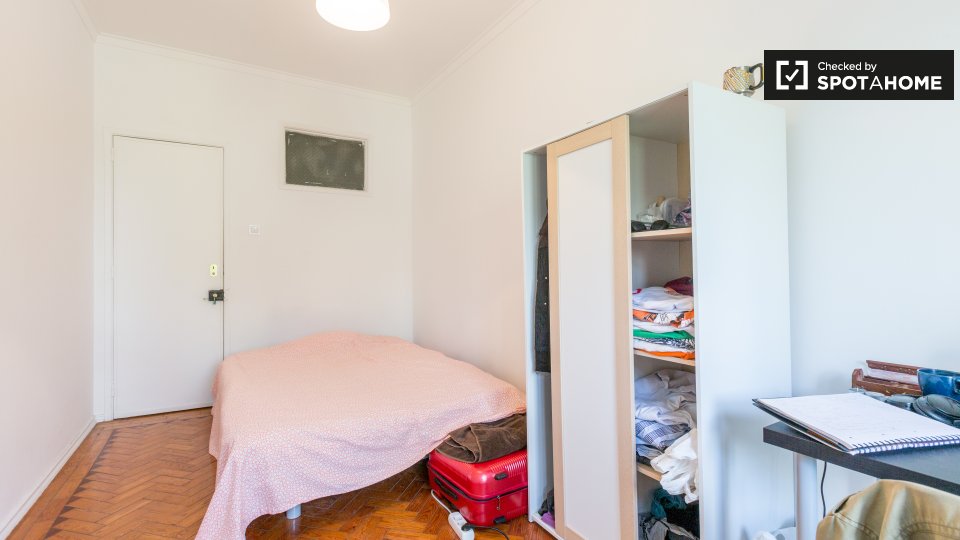 Double room Lisbon, 3 beds — photo 15