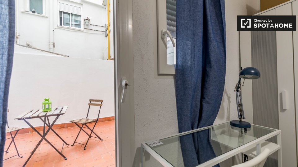 Room for rent in 5-bedroom apartment in Algiros, Valencia - in Valencia