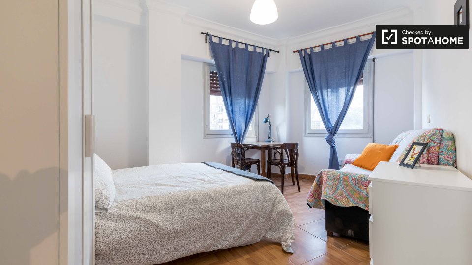 Bright room to rent in 4-bedroom apartment in Camins al Grau - in Valencia