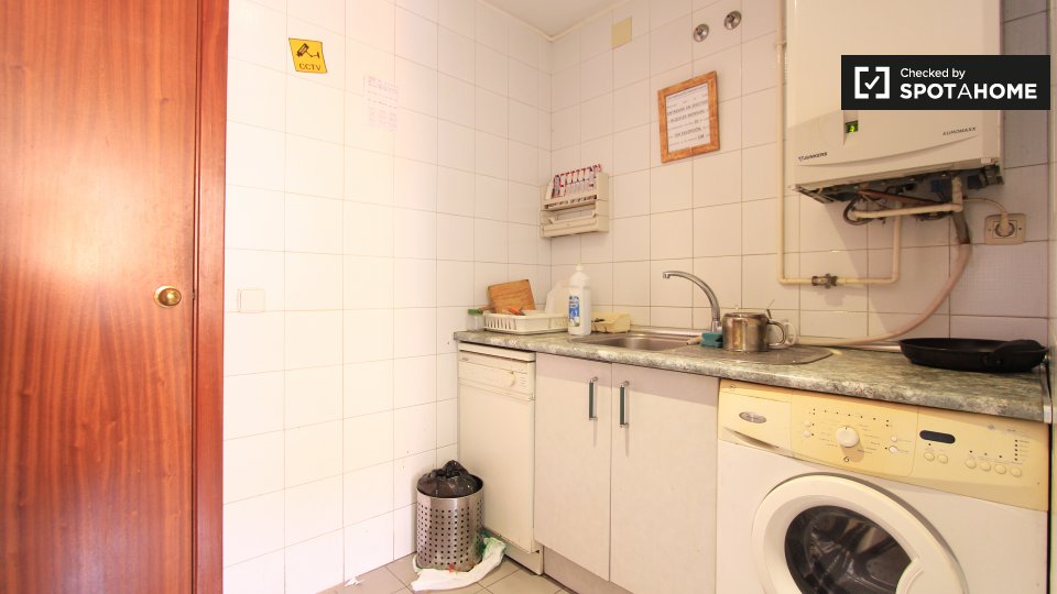 Double room Madrid, 5 beds, 80m² — photo 12