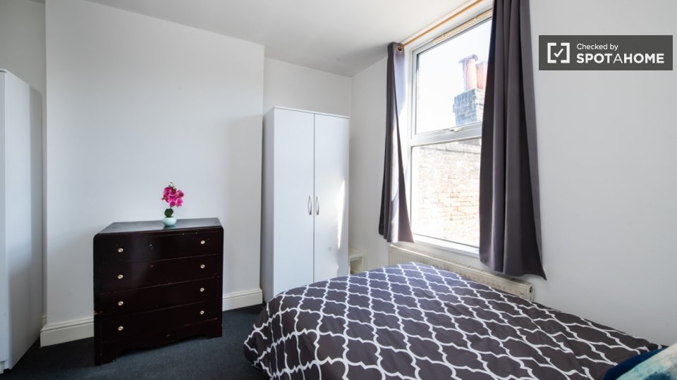 Double room London, 3 beds — photo 3