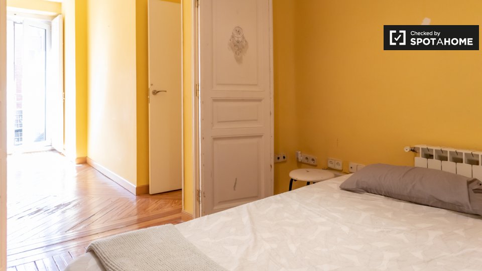 Double room Madrid, 7 beds, 180m² — photo 2
