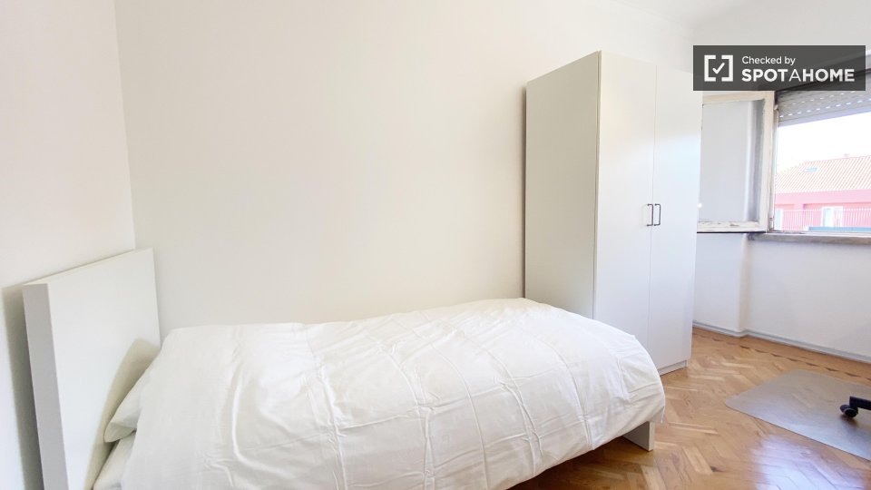 Double room Lisbon, 3 beds, 70m² — photo 1