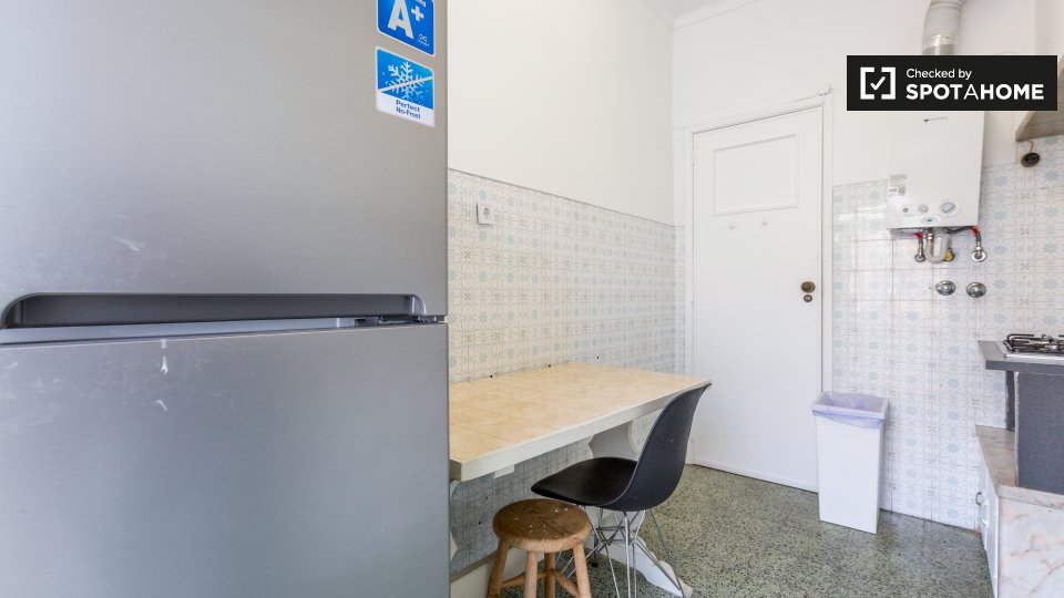 Double room Lisbon, 3 beds — photo 8