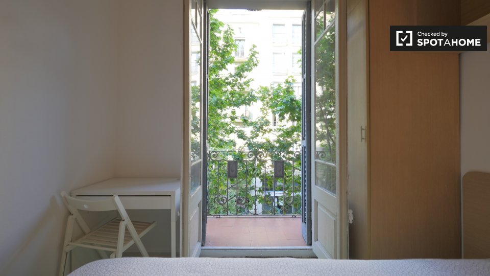 Double room Barcelona, 3 beds, 74m² — photo 4